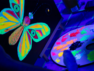 Taller pintura luz negra familiar en Valencia